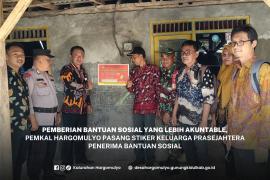 PEMKAL HARGOMULYO PASANG STIKER KELUARGA PRASEJAHTERA PENERIMA BANTUAN SOSIAL